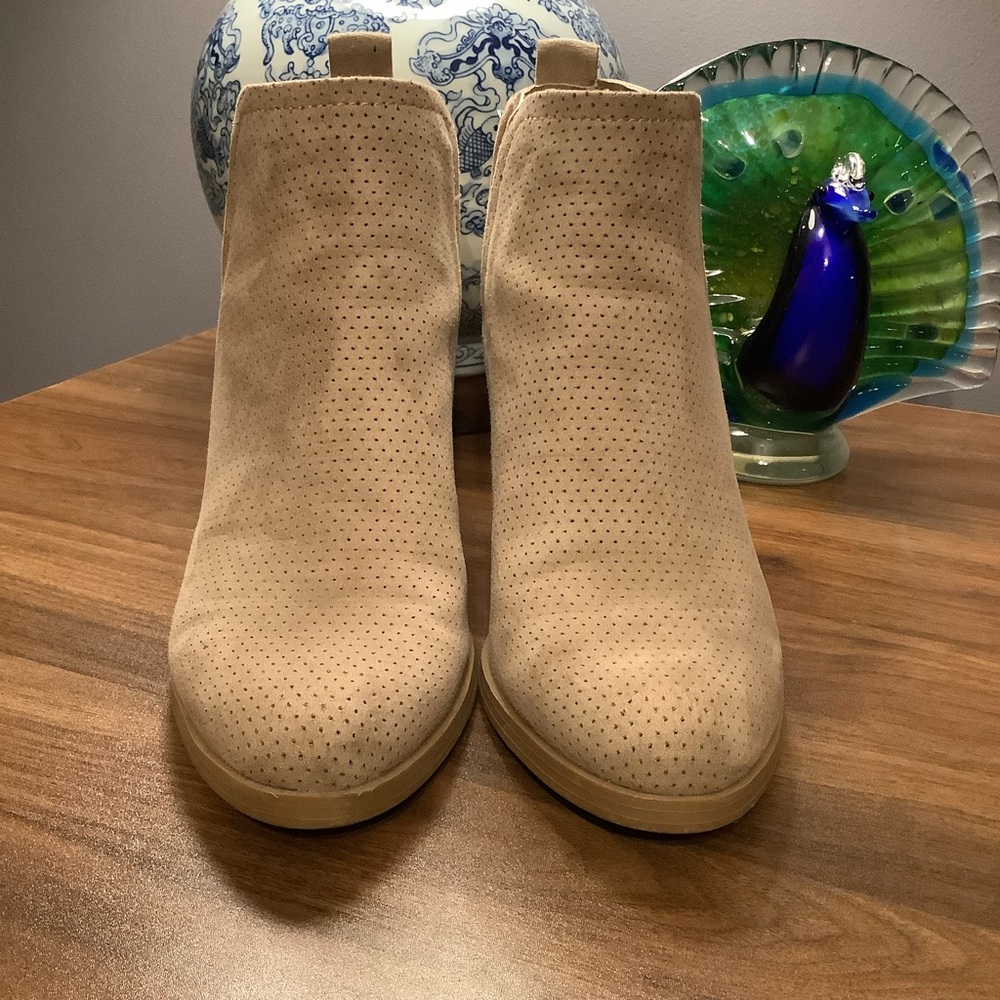 Universal Thread‎ Beige Ankle Booties - Picture 3 of 7